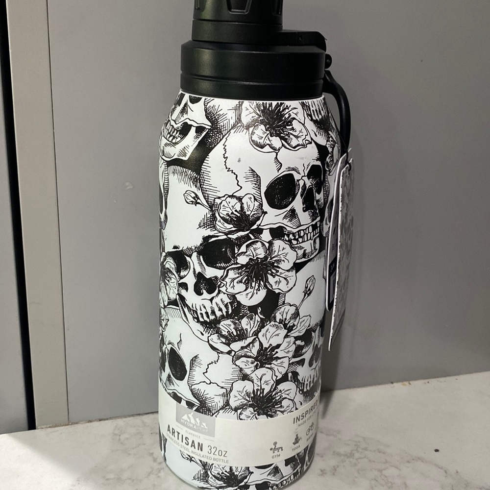 NWT Hydra-peak
Rare Artisan Print Skull & Floral Design blk & white
Lim Edition